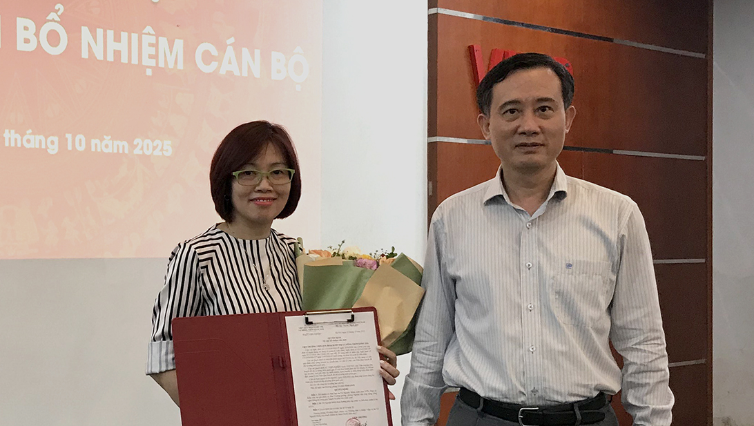 Viện trưởng VIUP trao quyết định bổ nhiệm cán bộ Viện trưởng VIUP trao quyết định bổ nhiệm cán bộ