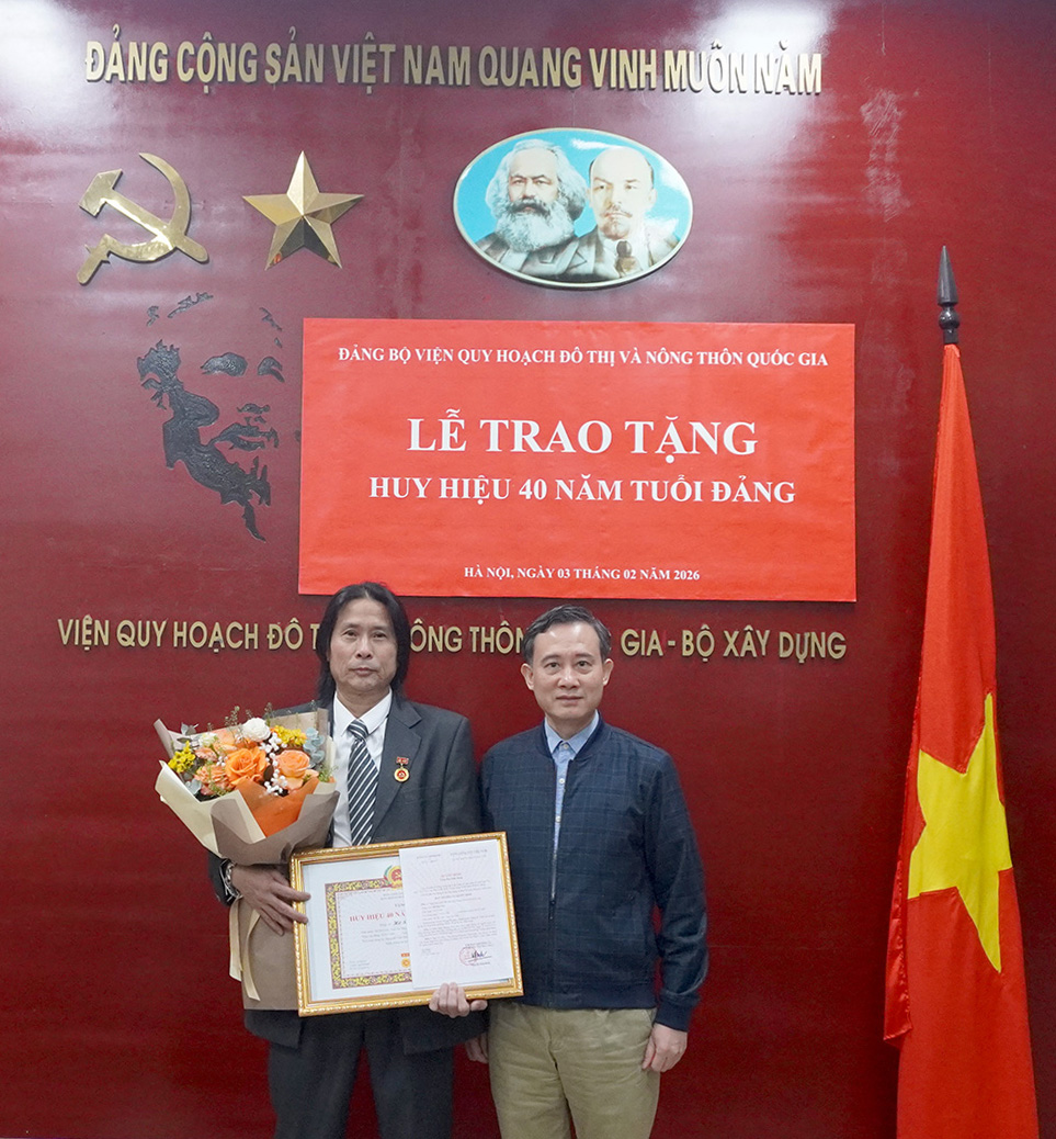 Thêm một đảng viên VIUP được trao Huy hiệu 40 năm tuổi Đảng