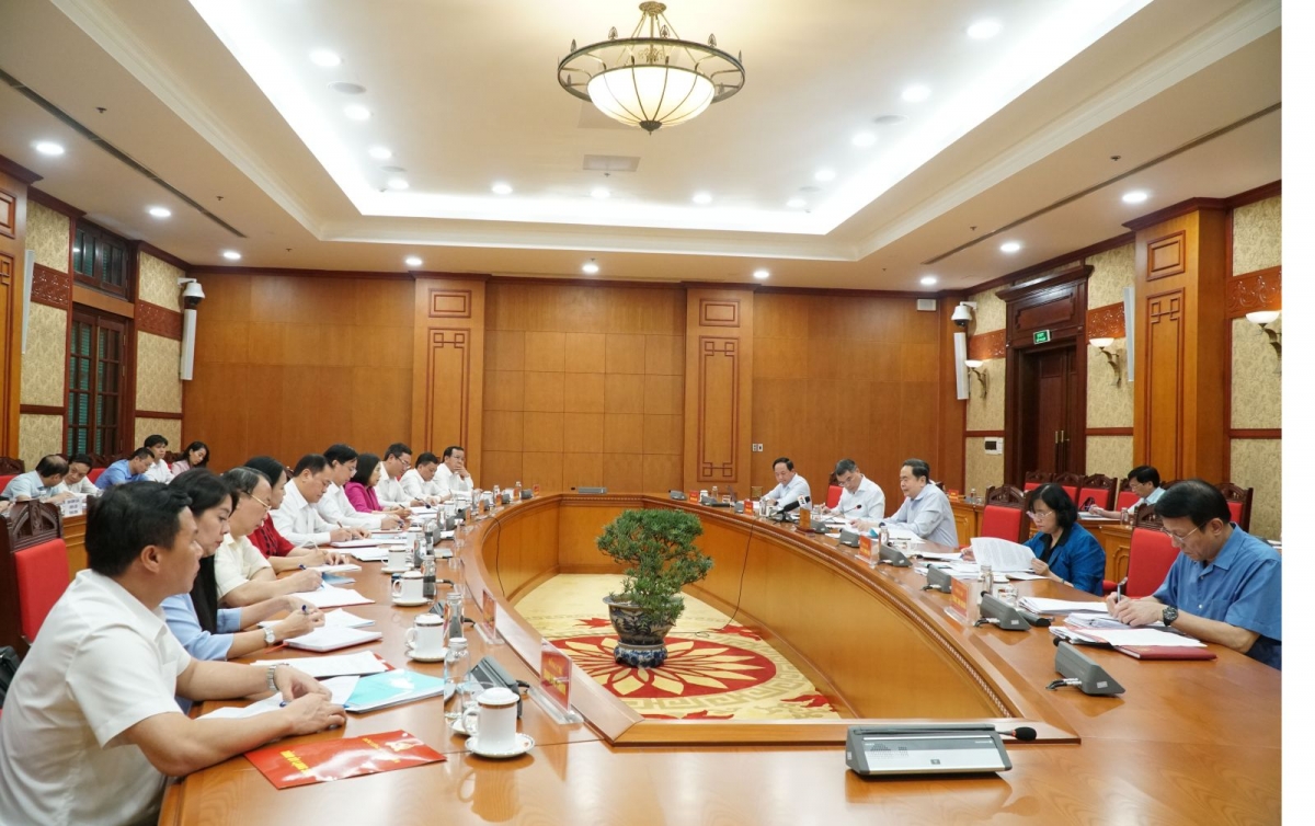 Sắp xếp đơn vị sự nghiệp, doanh nghiệp nhà nước và đầu mối bên trong các cơ quan, tổ chức trong hệ thống chính trị