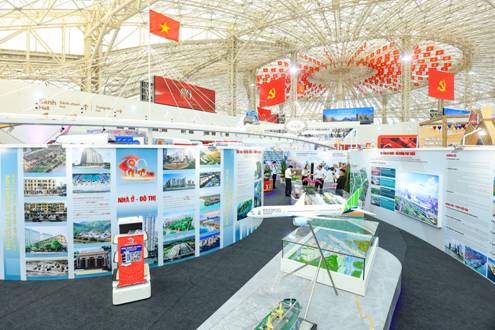 Bộ trưởng Trần Hồng Minh thăm không gian trưng bày thành tựu 80 năm ngành Xây dựng