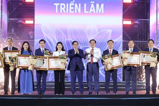 Bộ Xây dựng được tặng thưởng kép tại Triển lãm thành tựu Đất nước nhân dịp kỷ niệm 80 năm Ngày Quốc khánh (2/9/1945 - 2/9/2025)